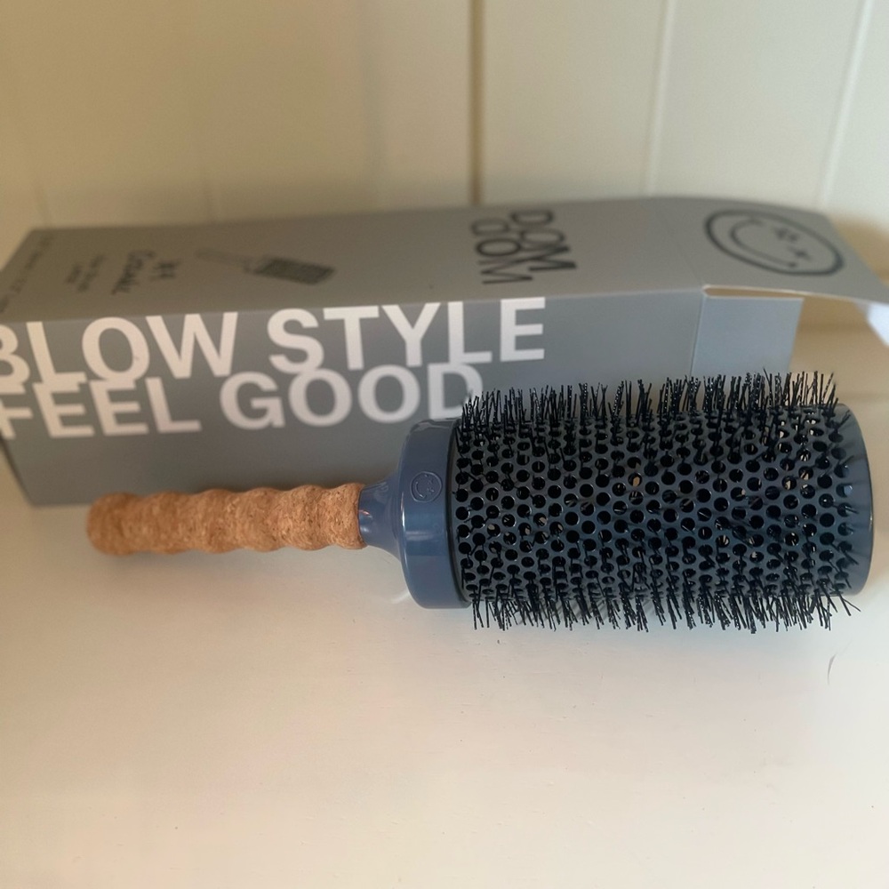 Dom Dom #9 Ceramic Hair Brush, Large 2.55 Barrel, NIB - Picture 4 of 5